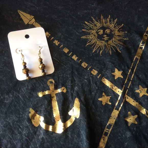 ❤️3/$15 American Age Foil print t-shirt & earrings - Picture 5 of 7